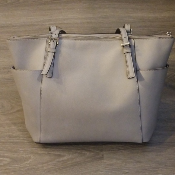 Jet Set Large Top-Zip Saffiano Leather Tote - Picture 3 of 4